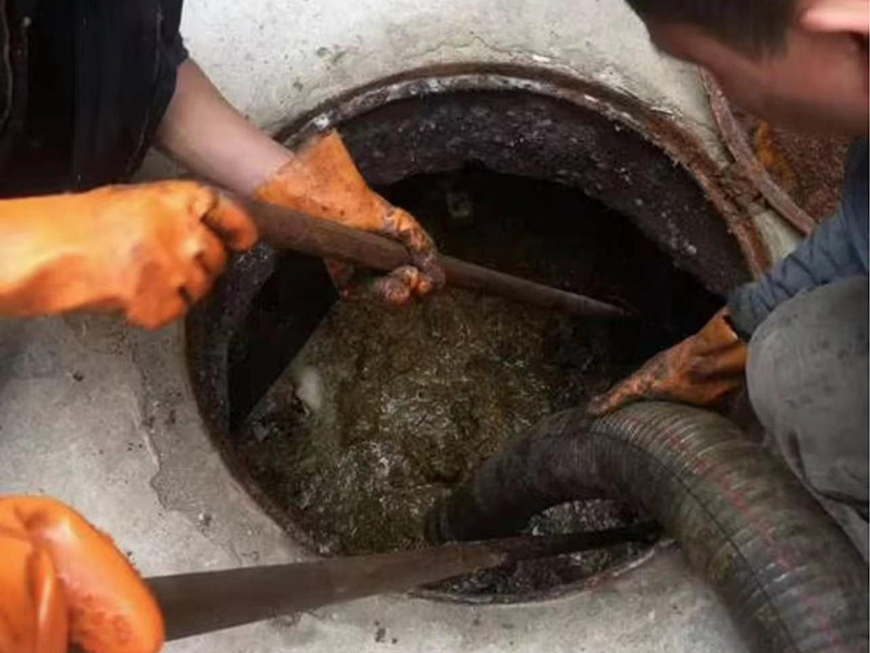 武穴清理化粪池时如何避免沼气的危害？